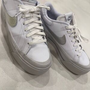 Nike Women's Legacy Lift